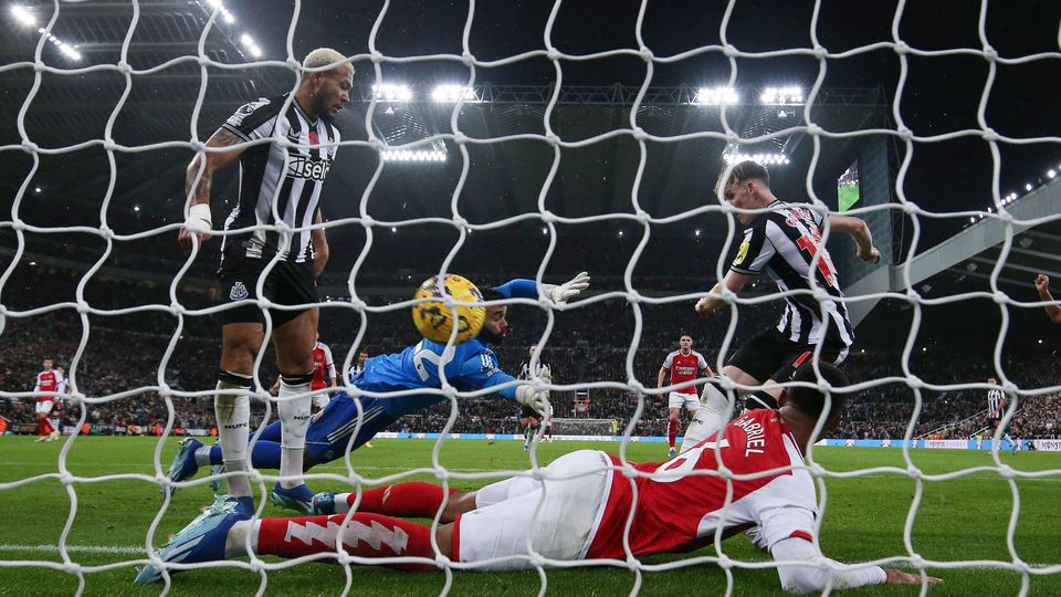 Arsenal e o golo polémico do Newcastle: «Erros inaceitáveis de árbitro e VAR»