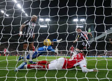Arsenal e o golo polémico do Newcastle: «Erros inaceitáveis de árbitro e VAR»
