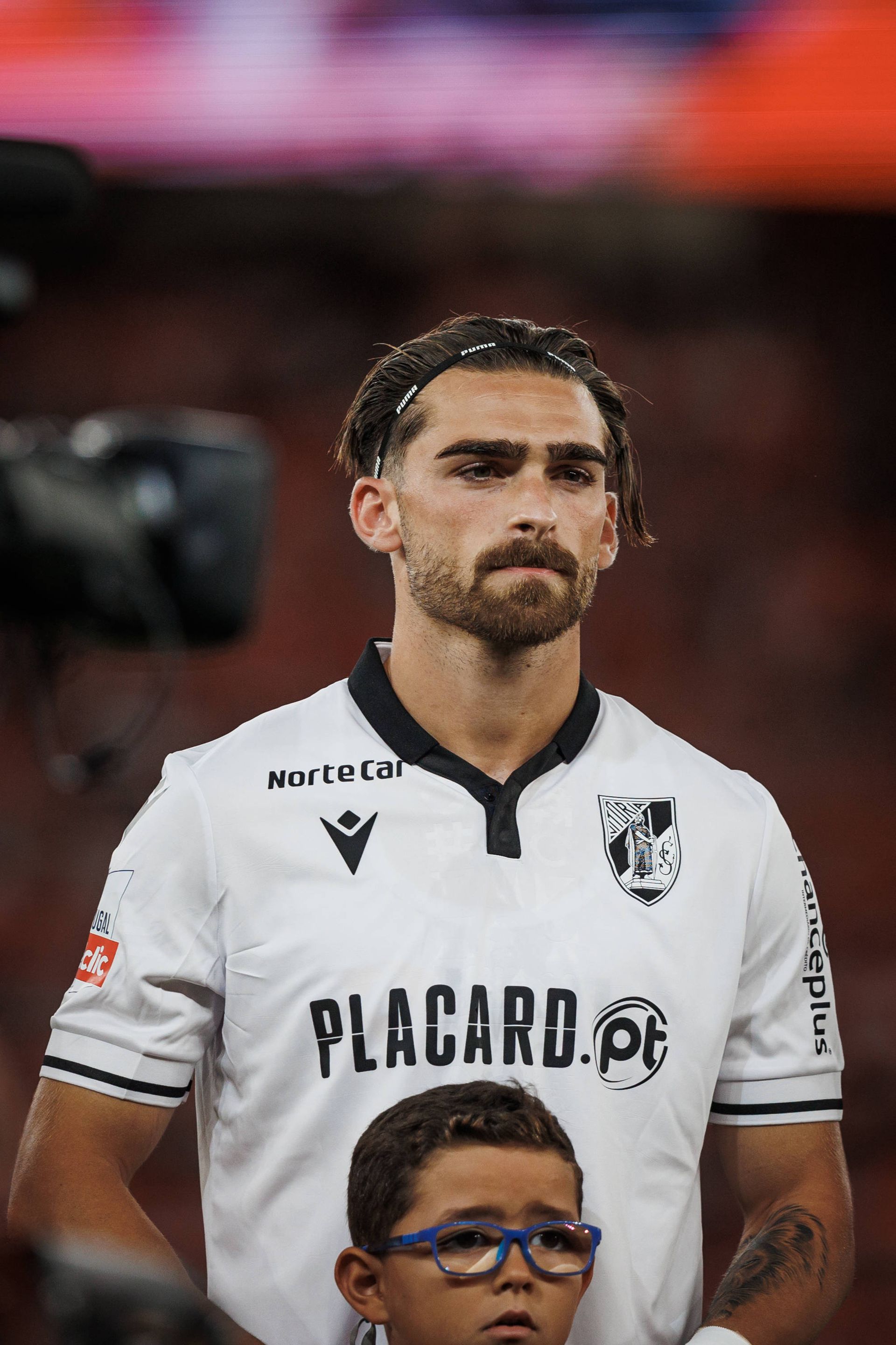 Jota Silva marca, assiste e ganha mais influência no V. Guimarães