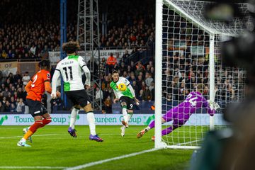 Darwin Núnez revisita Bryan Ruiz em falhanço frente ao Luton Town (vídeo)