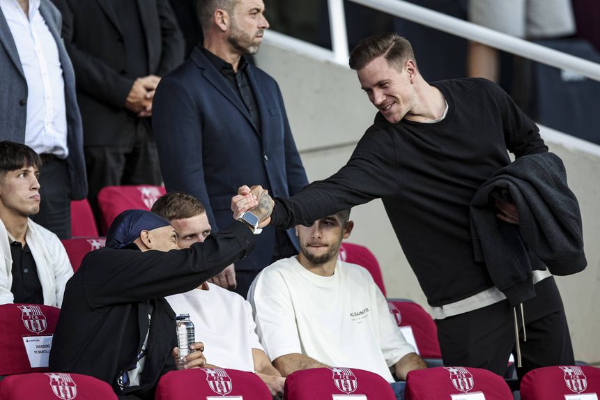 Ter Stegen cumprimenta Raphinha e senta-se ao lado dos outros jogadores lesionados do Barcelona