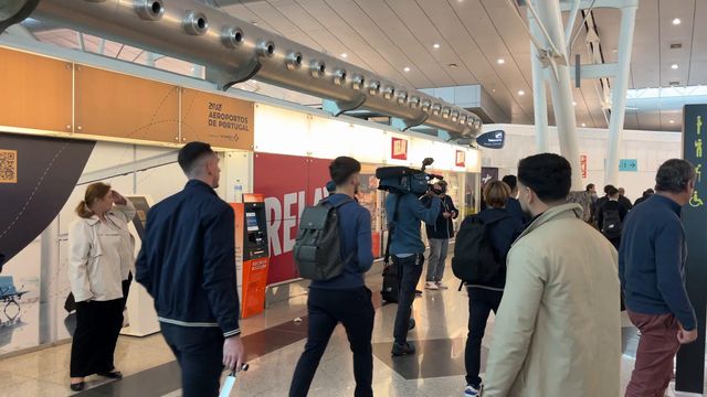 Autógrafos, sorrisos e fotografias na partida do FC Porto para os Países Baixos