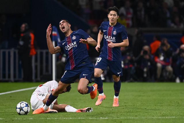 Achraf Hakimi, lateral-direito do PSG, no momento em que sofre uma entrada dura de Luis Díaz, extremo-esquerdo do Bayern