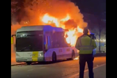 Autocarro que transportava adeptos do Barcelona incendiou-se a caminho do jogo com o Club Brugge (créditos: vídeo X/@sport)