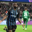 Carlos Forbs bisou e assistiu no empate do Club Brugge ao Barcelona na Champions (3-3)