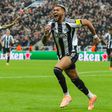 Joelinton celebra o golo
