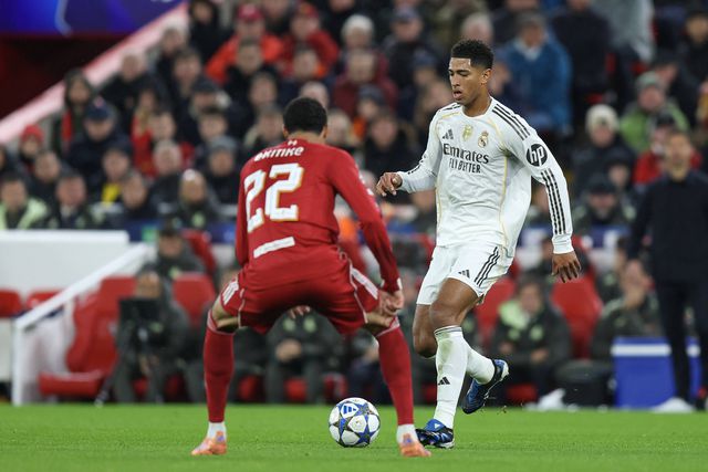 Jude Bellingham no jogo com o Liverpool