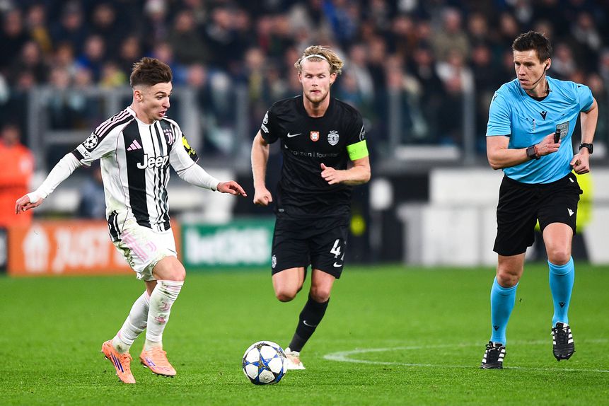 Lance ente Francisco Conceição e Morten Hjulmand acompanhado pelo árbitro alemão Daniel Siebert - Foto: IMAGO