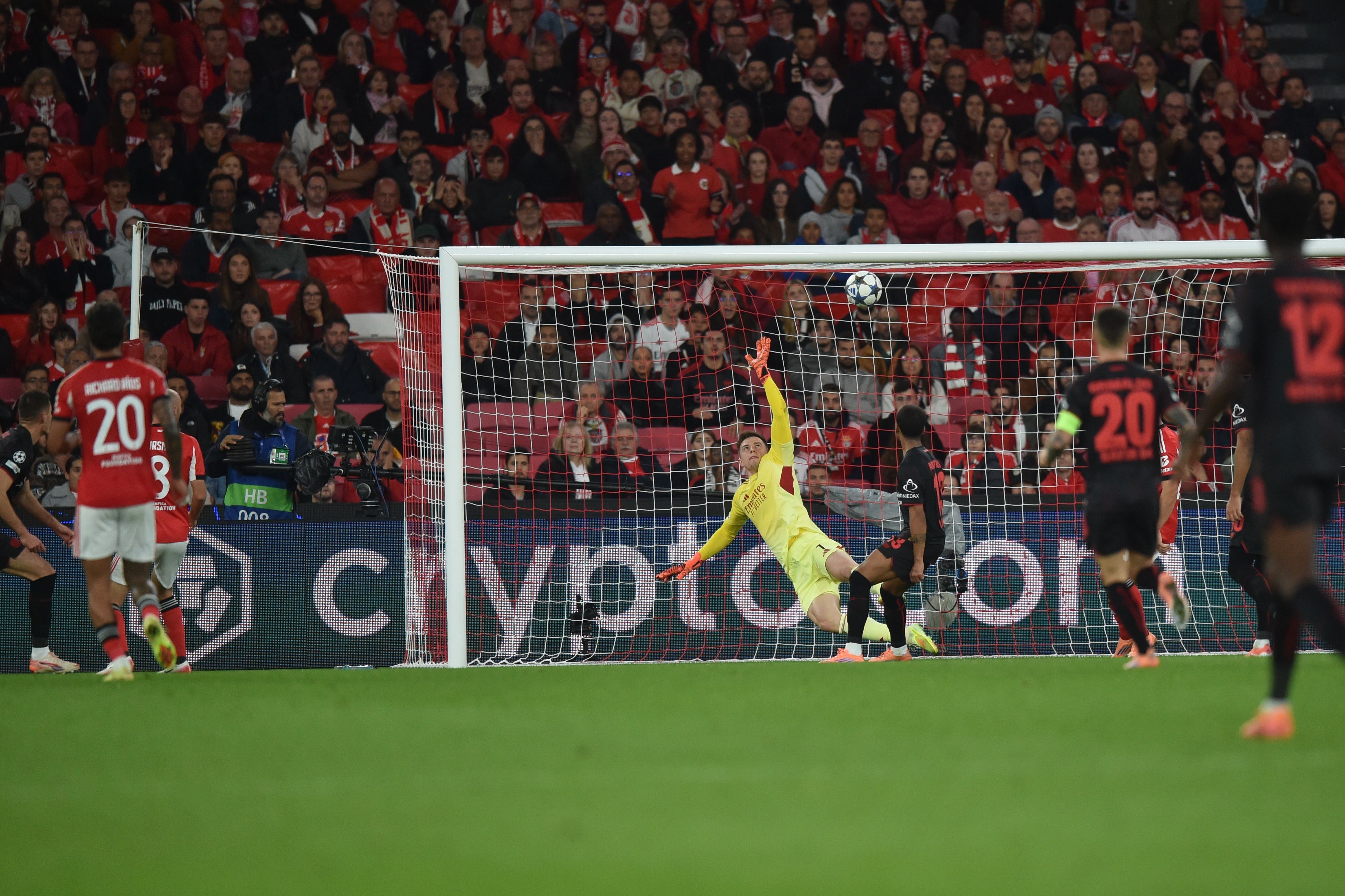 Momento decisivo do encontro, quando a bola cabeceada por Schick está a entrar na baliza do Benfica. Foto MIGUEL NUNES