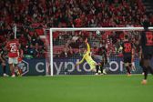 Momento decisivo do encontro, quando a bola cabeceada por Schick está a entrar na baliza do Benfica. Foto MIGUEL NUNES