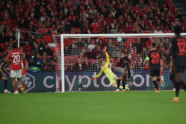 Momento decisivo do encontro, quando a bola cabeceada por Schick está a entrar na baliza do Benfica. Foto MIGUEL NUNES