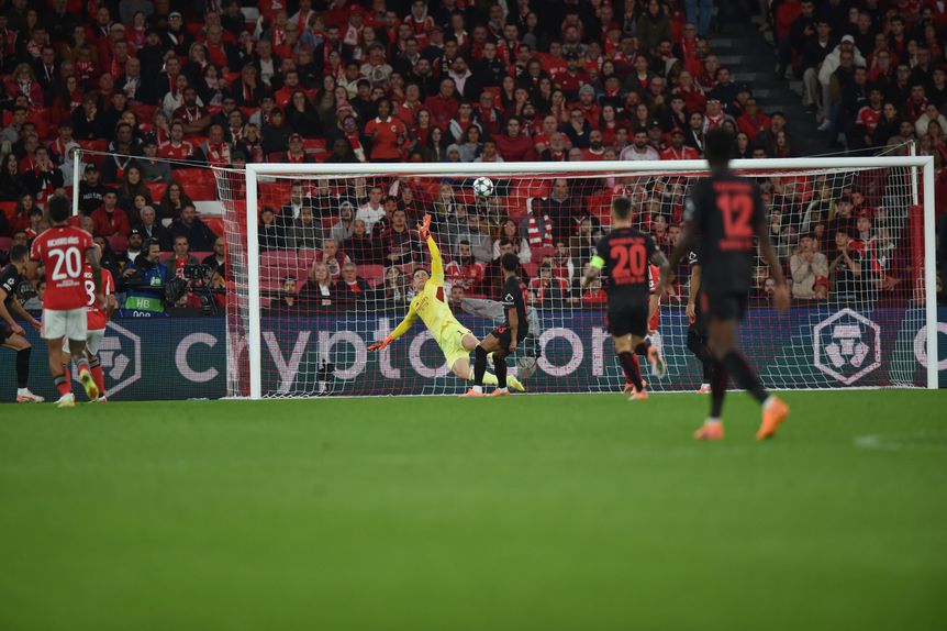 Momento decisivo do encontro, quando a bola cabeceada por Schick está a entrar na baliza do Benfica. Foto MIGUEL NUNES