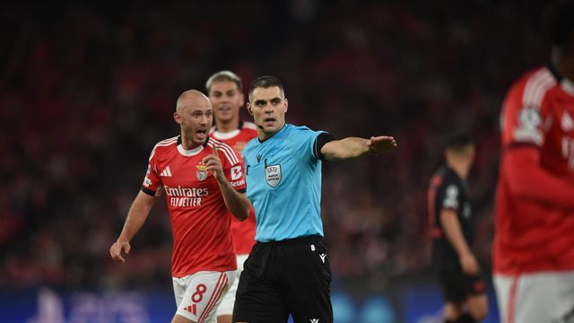 Italiano Simone Sozza foi o árbitro na Luz - Foto: Miguel Nunes