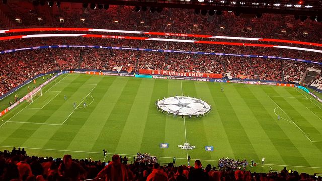 Adeptos do Benfica assobiam hino da Liga dos Campeões
