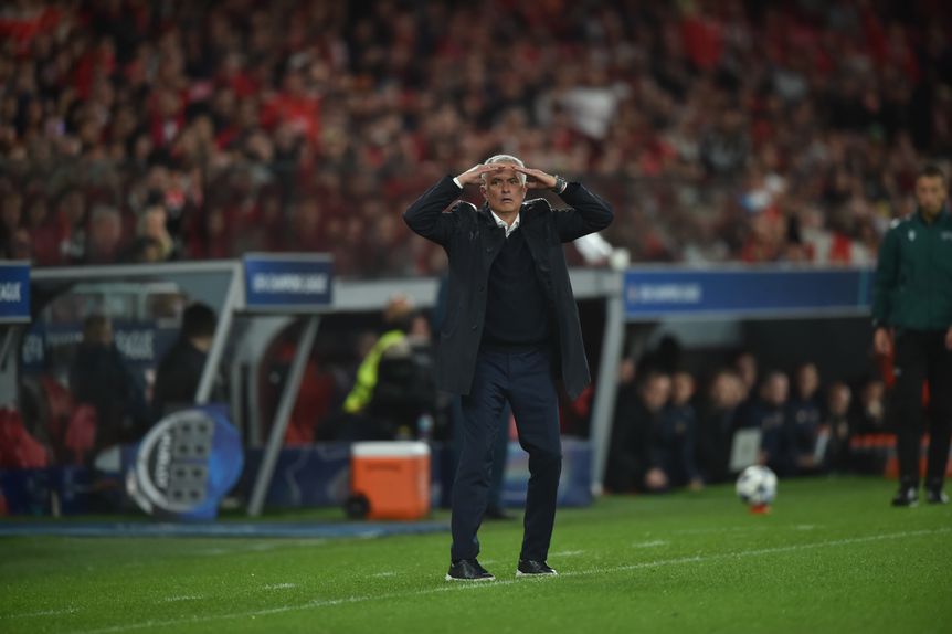 Mourinho desesperado ni banco do Benfica - Foto: Miguel Nunes