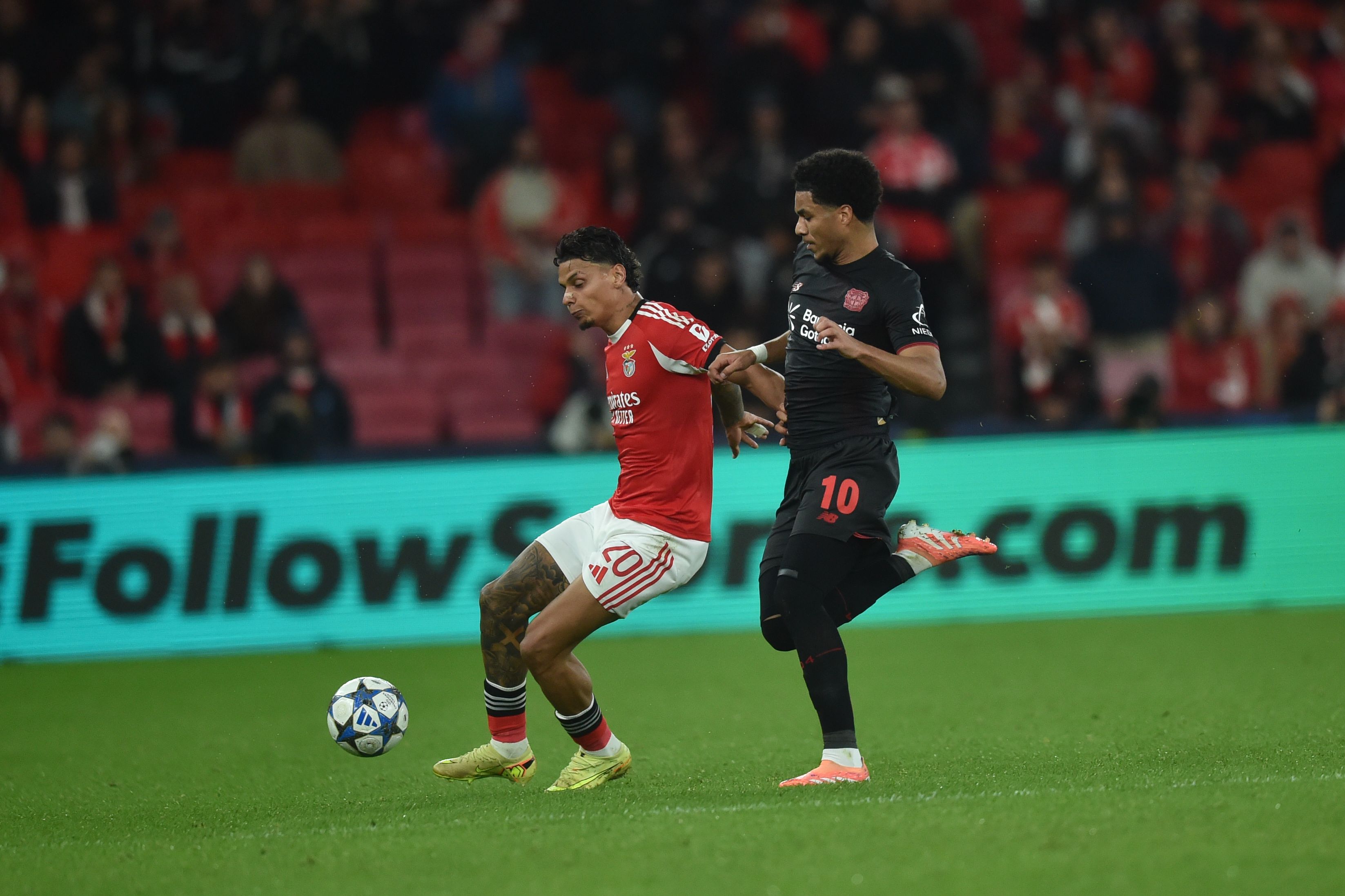 Richard Ríos protege a bola de Ben Seghir — Foto: Miguel Nunes