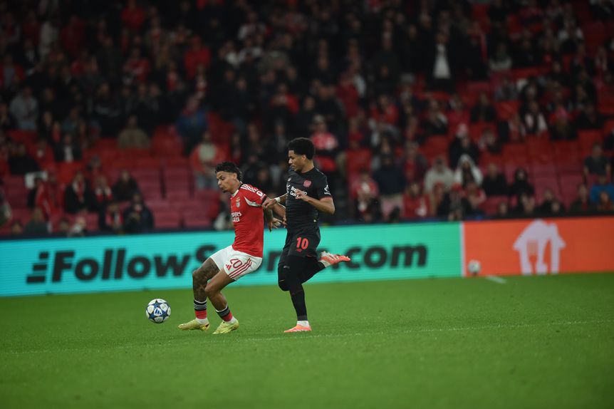 Richard Ríos protege a bola de Ben Seghir — Foto: Miguel Nunes