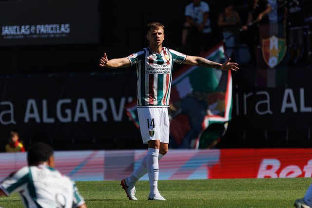 Camisola 14 está afastado dos relvados há um mês, devido a lesão