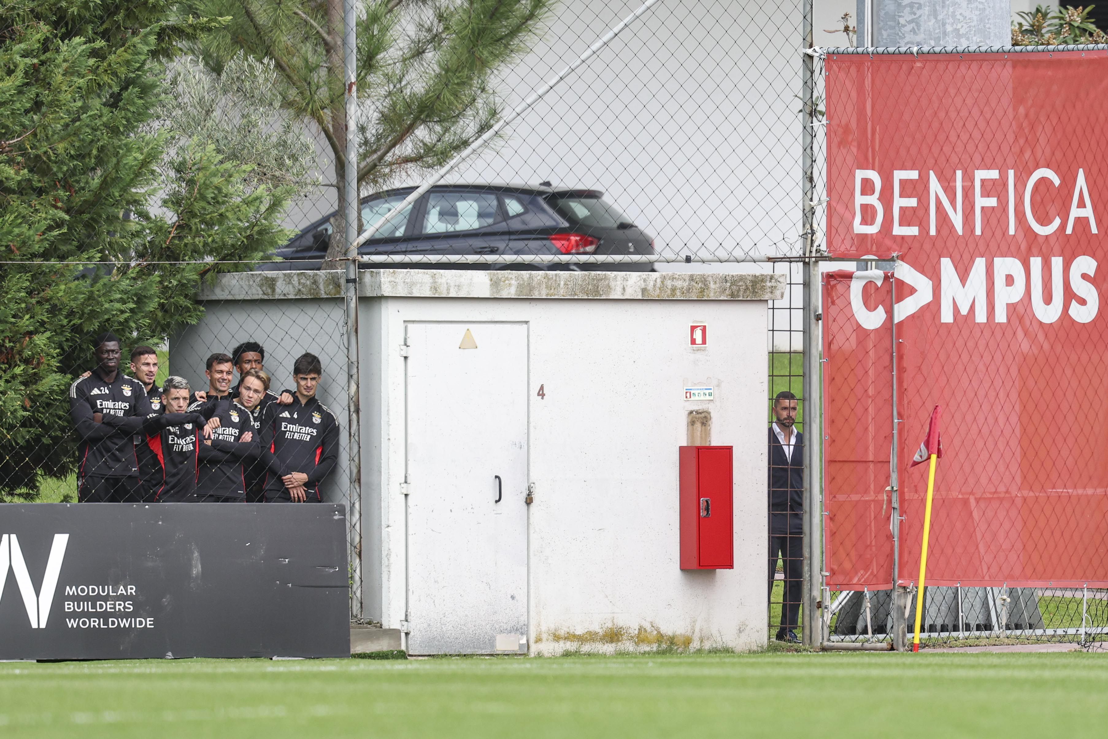 Jogadores da equipa principal e e Simão Sabrosa a ver a Youth League (Foto SL Benfica)