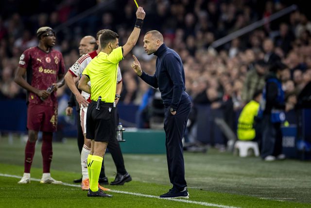 John Heitinga debaixo de fogo em Amesterdão