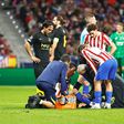 Robin Le Normand, defesa-central do Atlético Madrid, recebe assistência média após lesionar-se