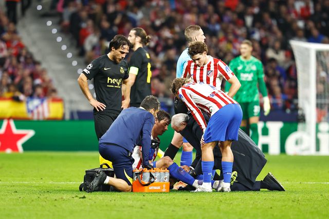 Robin Le Normand, defesa-central do Atlético Madrid, recebe assistência média após lesionar-se