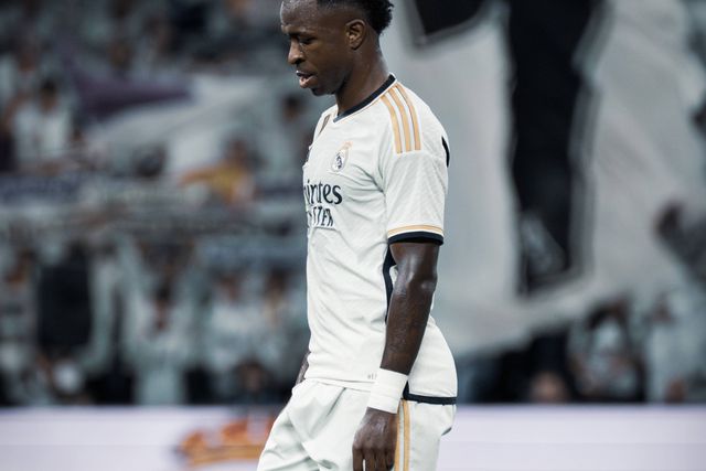 Ministério Público quer prisão para adeptos acusados de pendurarem boneco de Vinícius Jr.