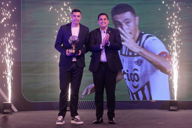 Aos 40 anos, Cardozo é eleito melhor jogador da época no Paraguai