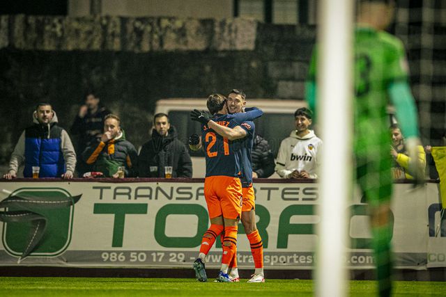 Ao 11.º jogo, Yaremchuk estreia-se a marcar pelo Valência (vídeo)