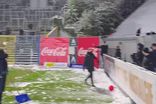 Imagens sensíveis: adeptos de St. Gilloise e Club Brugge em batalha de... bolas de neve