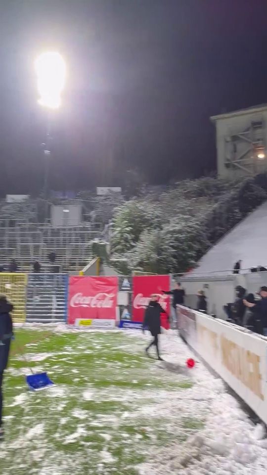 Imagens sensíveis: adeptos de St. Gilloise e Club Brugge em batalha de... bolas de neve