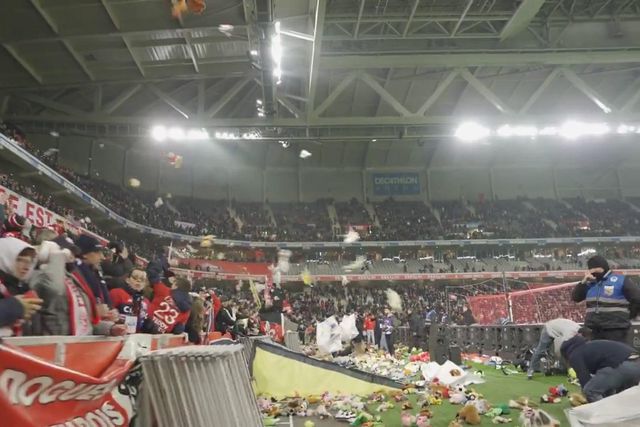 Adeptos do Lille atiram peluches para o relvado