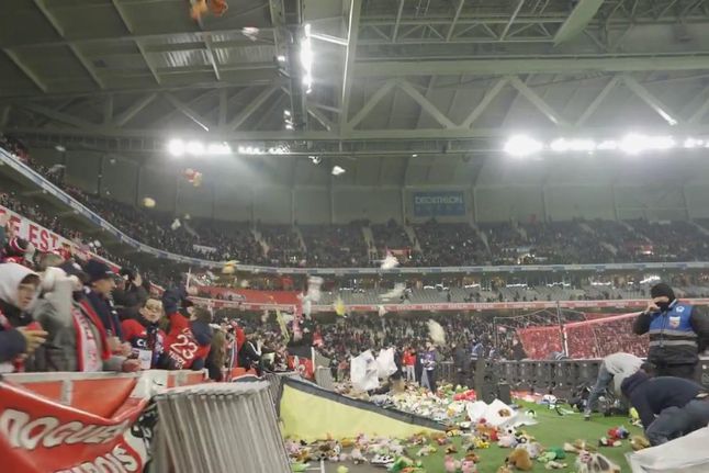 Adeptos do Lille atiram peluches para o relvado