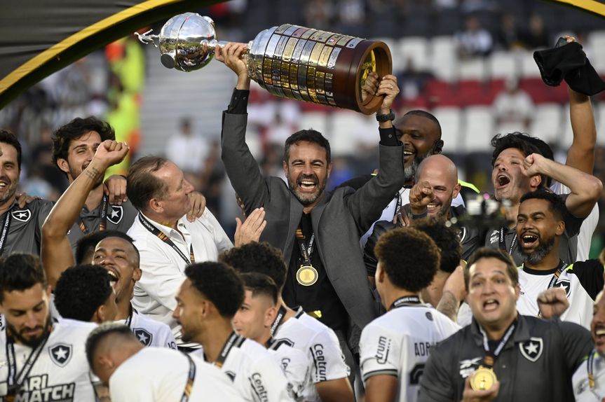 Artur Jorge levanta a Taça Libertadores de 2024