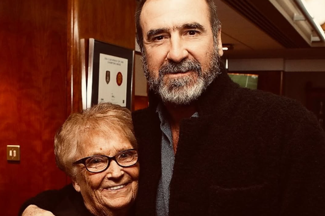 Cantona reage à morte de figura «maternal» do Manchester United