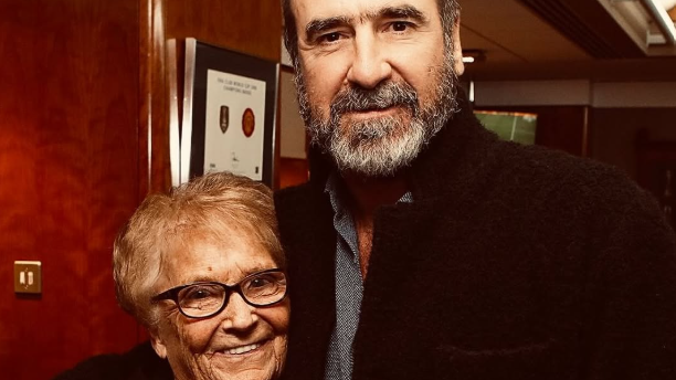 Cantona reage à morte de figura «maternal» do Manchester United