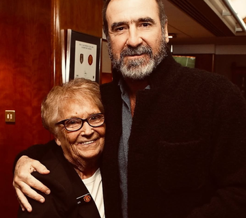 Cantona reage à morte de figura «maternal» do Manchester United