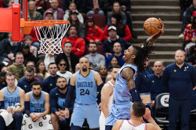 Ja Morant com entorse no tornozelo