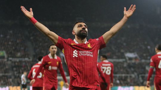 Salah é o jogador do mês da Premier League e iguala Ronaldo