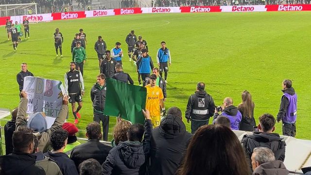 Aplausos e assobios no regresso dos jogadores do Sporting ao balneário