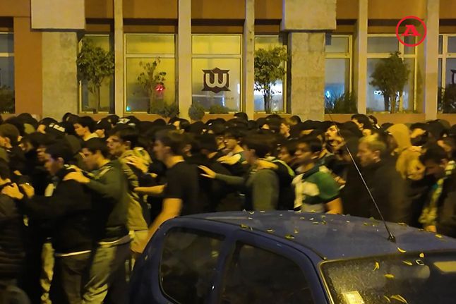 Provocações entre adeptos no cortejo do Sporting em direção ao Estádio da Luz