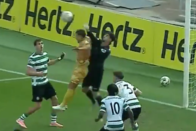 Lance polémico no Farense-Sporting, da Liga Revelação