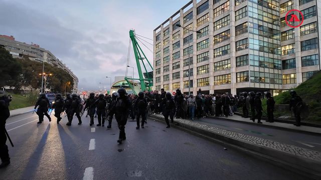 A saída do cortejo de adeptos do Sporting rumo ao Estádio da Luz