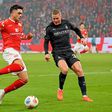 Nadiem Amiri do Mainz com a oposição de Nico Elvedi do Borussia Monchegladbach