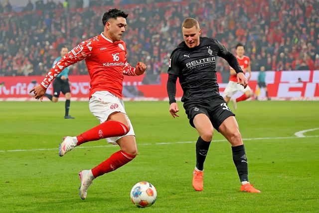 Nadiem Amiri do Mainz com a oposição de Nico Elvedi do Borussia Monchegladbach