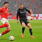 Nadiem Amiri do Mainz com a oposição de Nico Elvedi do Borussia Monchegladbach