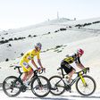 Tadej Pogacar na Colnago Y1R Stripped Black a seguir a roda de Jonas Vingegaard nas encostas do mítico Mont Ventoux (D.R.)