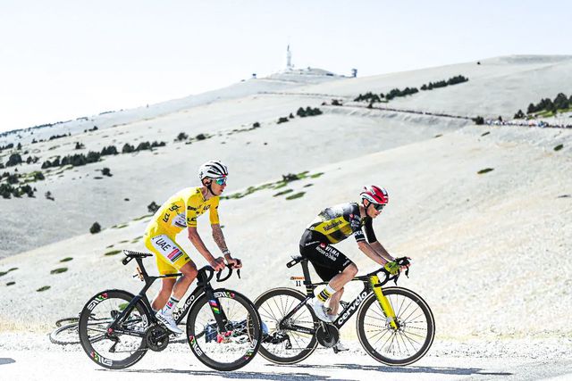 Tadej Pogacar na Colnago Y1R Stripped Black a seguir a roda de Jonas Vingegaard nas encostas do mítico Mont Ventoux (D.R.)