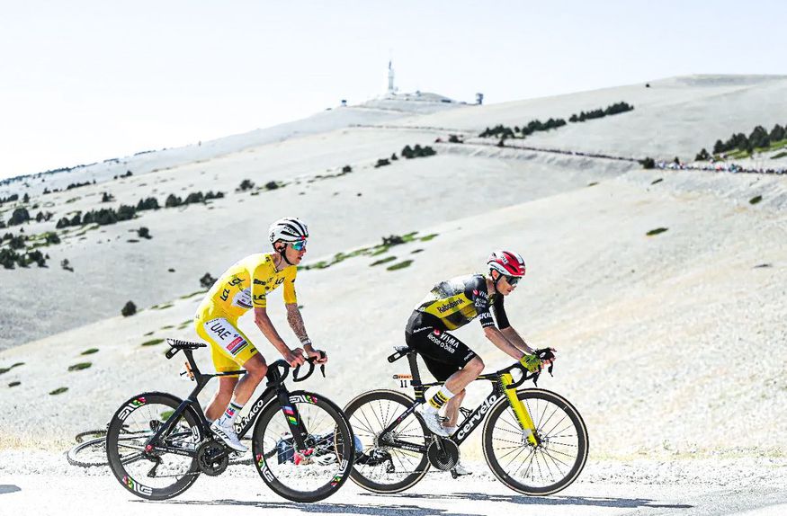 Tadej Pogacar na Colnago Y1R Stripped Black a seguir a roda de Jonas Vingegaard nas encostas do mítico Mont Ventoux (D.R.)