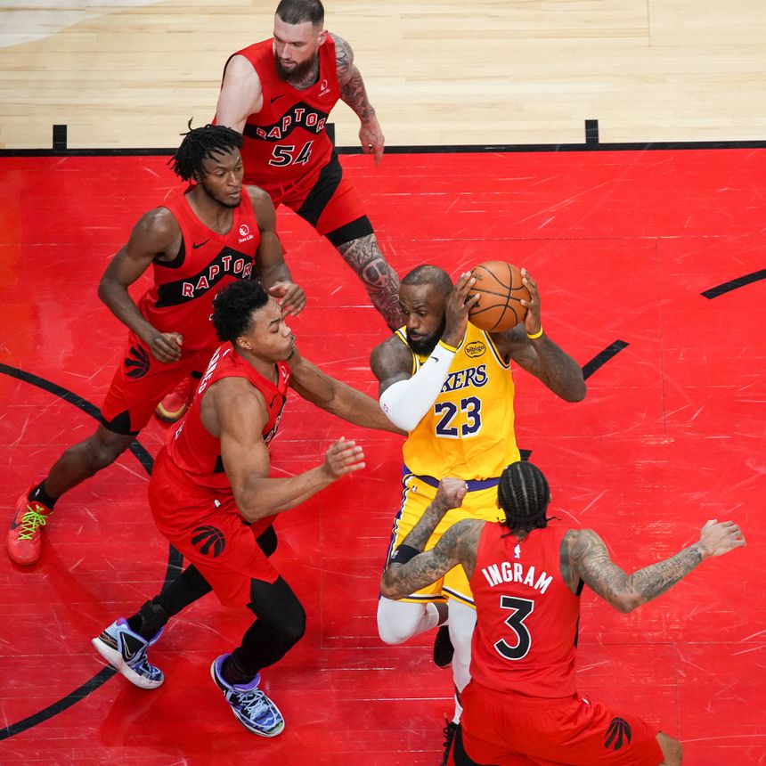 Lebron James frente aos Toronto Raptors
